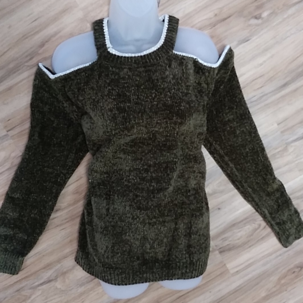 Soft sweater Cold Shoulder!